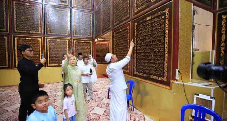 Gubernur Sumsel Herman deru dan keluarga mengunjungi destinasi wisata religi Bayt Al Quran Al-Akbar atau Al Quran Raksasa di kawasan Gandus, Palembang. Lokasi tersebut dikenal sebagai tempat Al Quran ukir kayu terbesar dan menjadi salah satu ikon wisata spiritual di Kota Palembang. Foto: Humas Pemprov Sumsel.