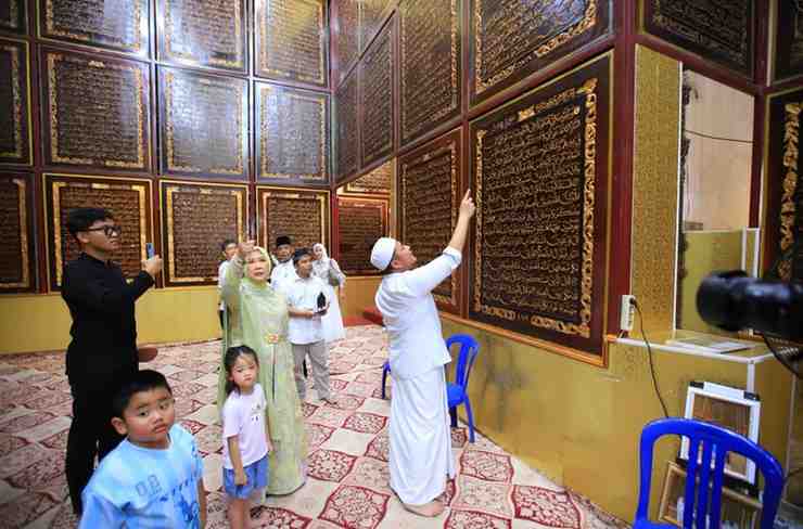 Gubernur Sumsel Herman deru dan keluarga mengunjungi destinasi wisata religi Bayt Al Quran Al-Akbar atau Al Quran Raksasa di kawasan Gandus, Palembang. Lokasi tersebut dikenal sebagai tempat Al Quran ukir kayu terbesar dan menjadi salah satu ikon wisata spiritual di Kota Palembang. Foto: Humas Pemprov Sumsel.