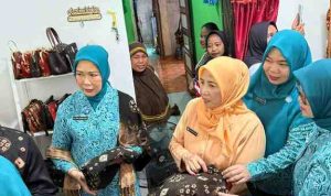 Ketua TP PKK Provinsi Sumatera Selatan, Hj Feby Herman Deru, didampingi Ketua TP PKK Muba Hj Patimah Toha, Staf Ahli PKK Muba Liliyani Abdur Rohman beserta rombongan, terpukau menyaksikan langsung proses produksinya di sentra pengrajin Kecamatan Babat Toman, Rabu (6/5/2026). Foto: Kominfi Muba.