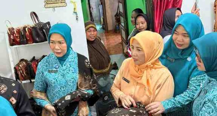 Ketua TP PKK Provinsi Sumatera Selatan, Hj Feby Herman Deru, didampingi Ketua TP PKK Muba Hj Patimah Toha, Staf Ahli PKK Muba Liliyani Abdur Rohman beserta rombongan, terpukau menyaksikan langsung proses produksinya di sentra pengrajin Kecamatan Babat Toman, Rabu (6/5/2026). Foto: Kominfi Muba.