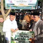 Walikota Palembang, Ratu Dewa menyerahkan hewan kurban jusai sholat ied di Masjid Agung Palembang, Rabu (27/5/2026) pagi. Foto: Kominfo Palembang.