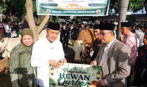 Walikota Palembang, Ratu Dewa menyerahkan hewan kurban jusai sholat ied di Masjid Agung Palembang, Rabu (27/5/2026) pagi. Foto: Kominfo Palembang.