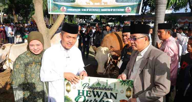 Walikota Palembang, Ratu Dewa menyerahkan hewan kurban jusai sholat ied di Masjid Agung Palembang, Rabu (27/5/2026) pagi. Foto: Kominfo Palembang.