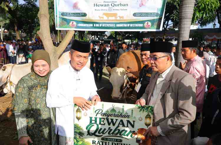 Walikota Palembang, Ratu Dewa menyerahkan hewan kurban jusai sholat ied di Masjid Agung Palembang, Rabu (27/5/2026) pagi. Foto: Kominfo Palembang.