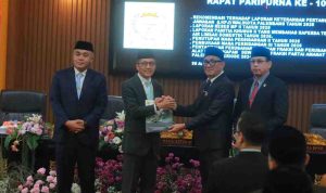 Wali Kota Palembang, Ratu Dewa menghadiri Rapat Paripurna X Masa Persidangan II DPRD Kota Palembang dengan agenda utama penyampaian rekomendasi DPRD terhadap Laporan Keterangan Pertanggungjawaban (LKPJ) Tahun Anggaran 2025, Kamis (30/4/2026). Foto: Kominfo Palembang.