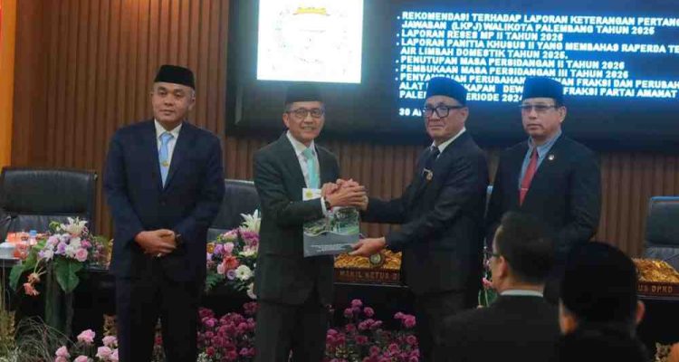 Wali Kota Palembang, Ratu Dewa menghadiri Rapat Paripurna X Masa Persidangan II DPRD Kota Palembang dengan agenda utama penyampaian rekomendasi DPRD terhadap Laporan Keterangan Pertanggungjawaban (LKPJ) Tahun Anggaran 2025, Kamis (30/4/2026). Foto: Kominfo Palembang.