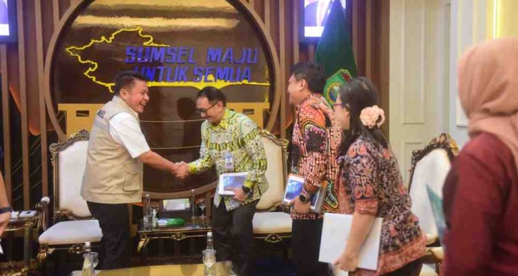 Gubernur Sumatera Selatan, Dr. H. Herman Deru menerima audiensi Perwakilan Bank Indonesia (BI) Provinsi Sumsel terkait pelaksanaan Festival Ekonomi Syariah (FESyar) Regional Sumatera 2026 di Ruang Tamu Gubernur Sumsel, Selasa (26/5/2026). Foto: Humas Pemprov Sumsel.