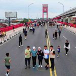 Suasana car free day di atas Jembatan Ampera, Palembang, Minggu (3/5/2026). Foto: KJominfo Palembang.