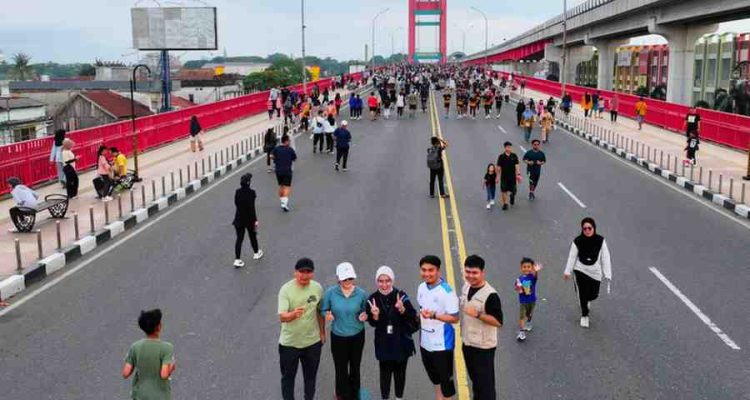 Suasana car free day di atas Jembatan Ampera, Palembang, Minggu (3/5/2026). Foto: KJominfo Palembang.