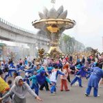 Senam ibu-ibu, salah satu kegiatan di Car Free Dau (CFD) di kawasan Jembatan AMpera dan Masjid Agung Palembang, Minggu (24/5/2026). Foto: Kominfo Palembang.
