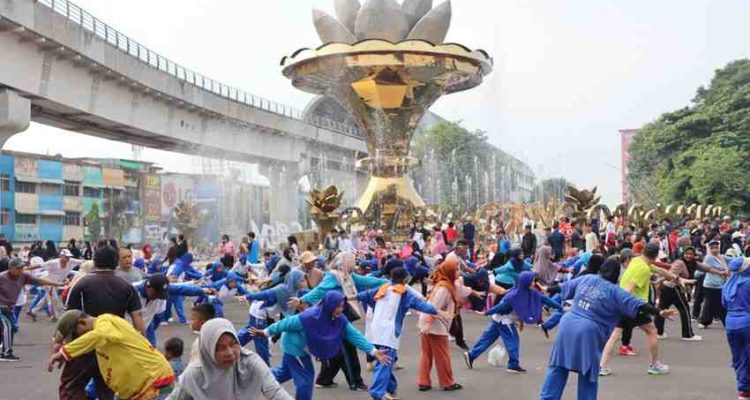Senam ibu-ibu, salah satu kegiatan di Car Free Dau (CFD) di kawasan Jembatan AMpera dan Masjid Agung Palembang, Minggu (24/5/2026). Foto: Kominfo Palembang.