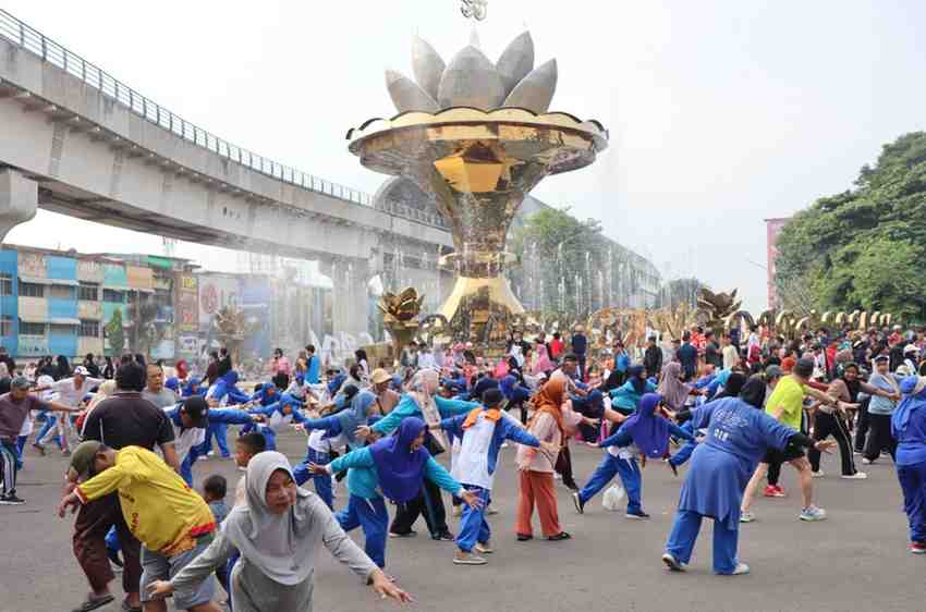 Senam ibu-ibu, salah satu kegiatan di Car Free Dau (CFD) di kawasan Jembatan AMpera dan Masjid Agung Palembang, Minggu (24/5/2026). Foto: Kominfo Palembang.