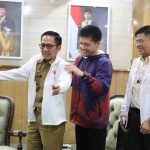 Walikota Palembang, Ratu Dewa memakai jaket panitia Fun Run “Run for Humanity. Foto: Kominfo Palembang.