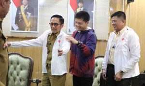 Walikota Palembang, Ratu Dewa memakai jaket panitia Fun Run “Run for Humanity. Foto: Kominfo Palembang.
