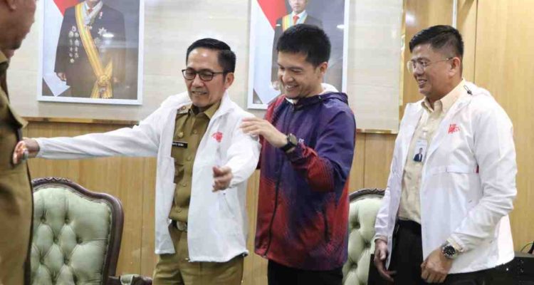 Walikota Palembang, Ratu Dewa memakai jaket panitia Fun Run “Run for Humanity. Foto: Kominfo Palembang.