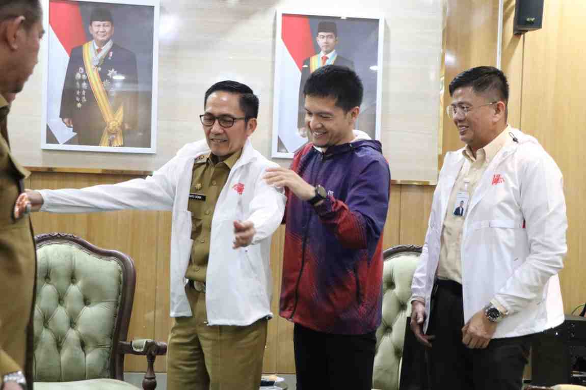Walikota Palembang, Ratu Dewa memakai jaket panitia Fun Run “Run for Humanity. Foto: Kominfo Palembang.