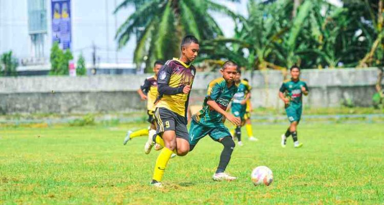 Pemain PS Palembang U15 saat timnya sukses membantai SSB Perisai dengan skor telak 6-0 pada pertandingan perdana Grup A yang berlangsung di Stadion Kamboja Palembang, Rabu (20/5/2026) siang. Foto: Kominfo Palembang.