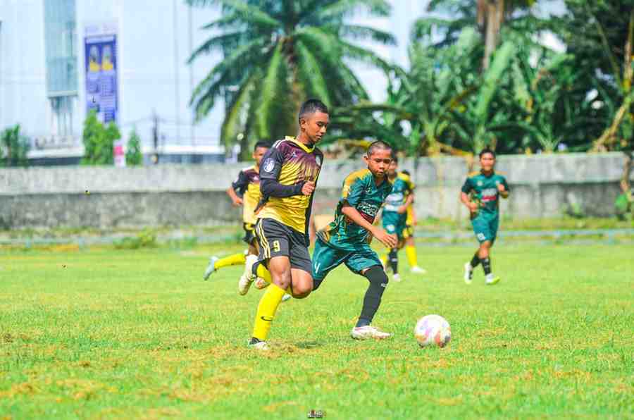 Pemain PS Palembang U15 saat timnya sukses membantai SSB Perisai dengan skor telak 6-0 pada pertandingan perdana Grup A yang berlangsung di Stadion Kamboja Palembang, Rabu (20/5/2026) siang. Foto: Kominfo Palembang.