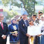 Wagub Sumsel, Cik Ujang menyerahkan trofi kepada para pemenang lomba dalam rangka Hardiknas 2026 yang terdiri dari siswa dan guru, Senin (4/5/2026). Foto: Humas Pemprov Sumsel.