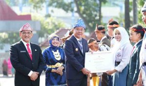 Wagub Sumsel, Cik Ujang menyerahkan trofi kepada para pemenang lomba dalam rangka Hardiknas 2026 yang terdiri dari siswa dan guru, Senin (4/5/2026). Foto: Humas Pemprov Sumsel.