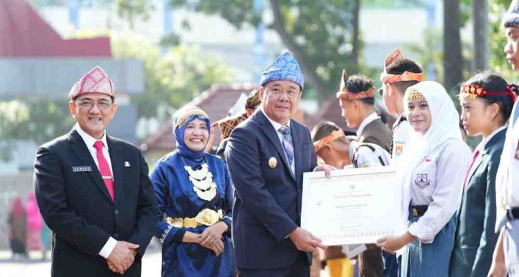 Wagub Sumsel, Cik Ujang menyerahkan trofi kepada para pemenang lomba dalam rangka Hardiknas 2026 yang terdiri dari siswa dan guru, Senin (4/5/2026). Foto: Humas Pemprov Sumsel.