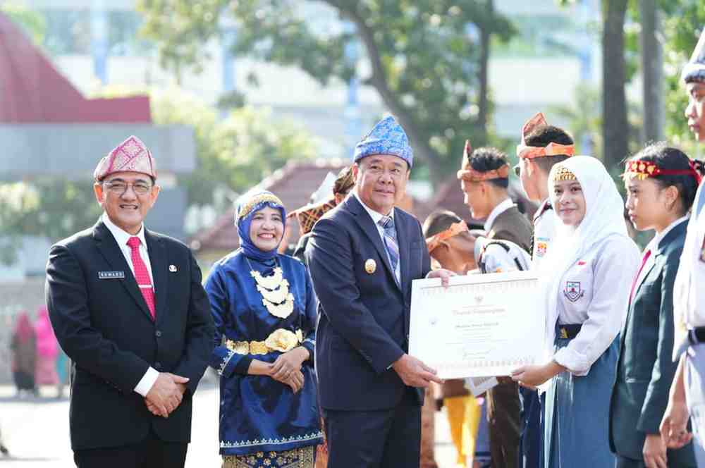 Wagub Sumsel, Cik Ujang menyerahkan trofi kepada para pemenang lomba dalam rangka Hardiknas 2026 yang terdiri dari siswa dan guru, Senin (4/5/2026). Foto: Humas Pemprov Sumsel.