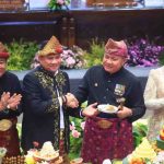 Pemotongan tumpeng oleh Gubernur Sumsel, Herman Deru dalam rangka HUT ke-80 Provinsi Sumsel pada rapat paripurna istimewa di DPRD Sumsel, Senin (18/5/2026). Foto: Humas Pemprov Sumsel.