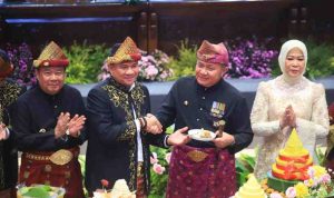 hut2 Pemotongan tumpeng oleh Gubernur Sumsel, Herman Deru dalam rangka HUT ke-80 Provinsi Sumsel pada rapat paripurna istimewa di DPRD Sumsel, Senin (18/5/2026). Foto: Humas Pemprov Sumsel.