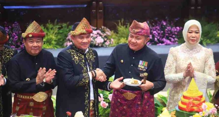 Pemotongan tumpeng oleh Gubernur Sumsel, Herman Deru dalam rangka HUT ke-80 Provinsi Sumsel pada rapat paripurna istimewa di DPRD Sumsel, Senin (18/5/2026). Foto: Humas Pemprov Sumsel.