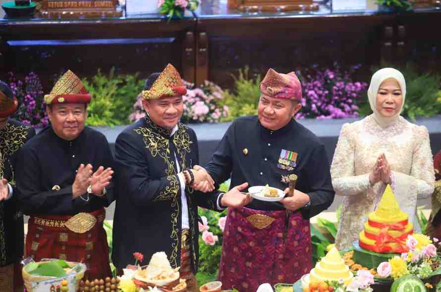 Pemotongan tumpeng oleh Gubernur Sumsel, Herman Deru dalam rangka HUT ke-80 Provinsi Sumsel pada rapat paripurna istimewa di DPRD Sumsel, Senin (18/5/2026). Foto: Humas Pemprov Sumsel.