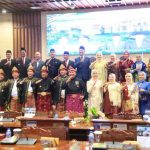 Gubernur Sumsel, Herman deru, Wagub Cik Ujang, dan Ketua DPRD Sumsel Andie Dinialdie, bersama para pimpinan DPRD Sumel dan sejumlah Walikota/Bupati saat paripurna istimewa HUT Sumsel ke-80, Seninj (18/5/2026). Foto: Humas Pemprov Sumsel.