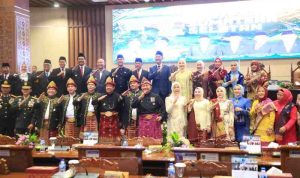 Gubernur Sumsel, Herman deru, Wagub Cik Ujang, dan Ketua DPRD Sumsel Andie Dinialdie, bersama para pimpinan DPRD Sumel dan sejumlah Walikota/Bupati saat paripurna istimewa HUT Sumsel ke-80, Seninj (18/5/2026). Foto: Humas Pemprov Sumsel.