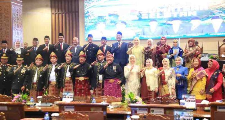 Gubernur Sumsel, Herman deru, Wagub Cik Ujang, dan Ketua DPRD Sumsel Andie Dinialdie, bersama para pimpinan DPRD Sumel dan sejumlah Walikota/Bupati saat paripurna istimewa HUT Sumsel ke-80, Seninj (18/5/2026). Foto: Humas Pemprov Sumsel.
