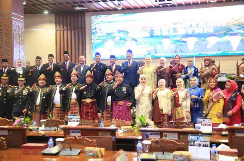 Gubernur Sumsel, Herman deru, Wagub Cik Ujang, dan Ketua DPRD Sumsel Andie Dinialdie, bersama para pimpinan DPRD Sumel dan sejumlah Walikota/Bupati saat paripurna istimewa HUT Sumsel ke-80, Seninj (18/5/2026). Foto: Humas Pemprov Sumsel.