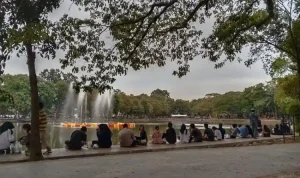 Suasana kawasan Kambang Iwak,yang menjadi lokasi favorit warga untuk beroilahraga dan santai. Foto: Antara.