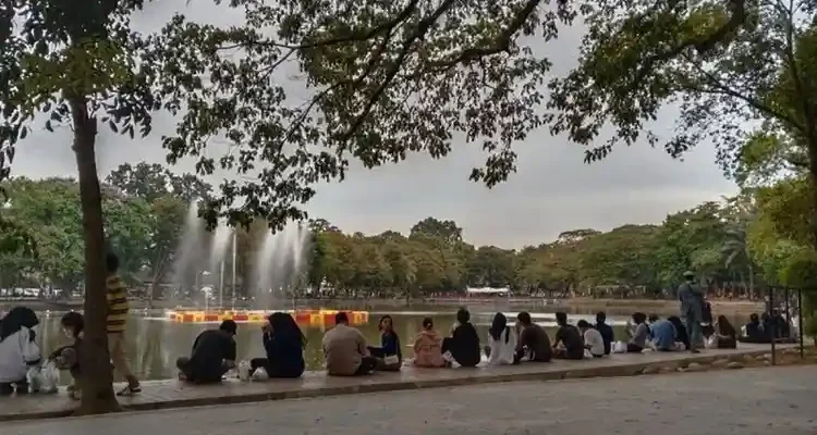 Suasana kawasan Kambang Iwak,yang menjadi lokasi favorit warga untuk beroilahraga dan santai. Foto: Antara.