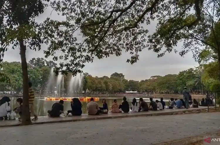 Suasana kawasan Kambang Iwak,yang menjadi lokasi favorit warga untuk beroilahraga dan santai. Foto: Antara.