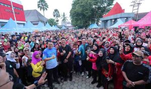 Walikota Palembang, Ratu Dewa secara resmi membuka Roadshow Akbar Jalan Sehat 2026 PALTV dalam rangka Hari Ulang Tahun Kota Palembang ke-1343. Kegiatan yang dipusatkan di Kecamatan Sukarami, ini diikuti lebih dari 1.300 peserta, Minggu (10/5/2026). Foto: Kominfo Palembang.