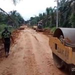Warga Desa Pinggap bersama Pemerintah Kecamatan Batang Hari Leko, Pemerintah Desa melakukan perbaikan Jalan Depati Senen yang menghubungkan Desa Tanah Abang menuju Desa Pinggap, Sabtu (23/5/2026). Foto: Kominfo Muba.