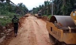 Warga Desa Pinggap bersama Pemerintah Kecamatan Batang Hari Leko, Pemerintah Desa melakukan perbaikan Jalan Depati Senen yang menghubungkan Desa Tanah Abang menuju Desa Pinggap, Sabtu (23/5/2026). Foto: Kominfo Muba.