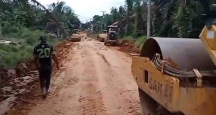 Warga Desa Pinggap bersama Pemerintah Kecamatan Batang Hari Leko, Pemerintah Desa melakukan perbaikan Jalan Depati Senen yang menghubungkan Desa Tanah Abang menuju Desa Pinggap, Sabtu (23/5/2026). Foto: Kominfo Muba.