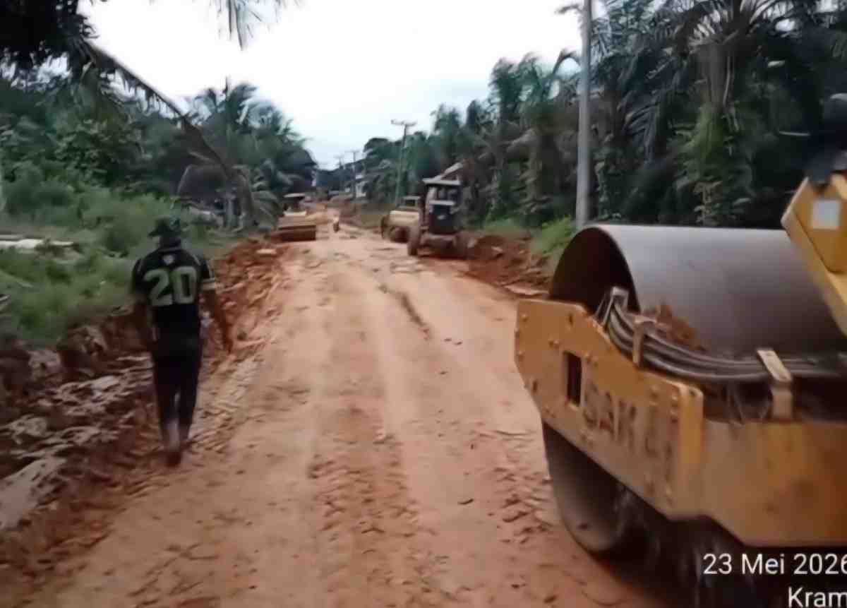 Warga Desa Pinggap bersama Pemerintah Kecamatan Batang Hari Leko, Pemerintah Desa melakukan perbaikan Jalan Depati Senen yang menghubungkan Desa Tanah Abang menuju Desa Pinggap, Sabtu (23/5/2026). Foto: Kominfo Muba.