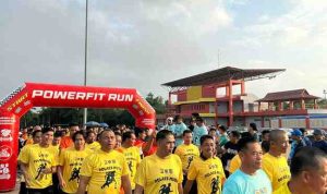 Para peserta Bhayangkara Run 2026. Wakil Bupati Musi Banyuasin (Muba) Kyai Abdur Rohman Husen bersama Wakil Kepala Kepolisian Daerah Sumatera Selatan Brigjen Pol Rony Samtana SIK MTCP dan Kapolres Muba AKBP Ruri Prastowo SH SIK MIK melepas ratusan peserta Bhayangkara Fun Run 2026 Polres Muba di Stable Berkuda Sekayu, Minggu (3/5/2026). Foto: Kominfo Muba.