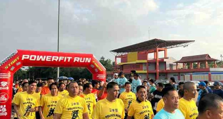 Para peserta Bhayangkara Run 2026. Wakil Bupati Musi Banyuasin (Muba) Kyai Abdur Rohman Husen bersama Wakil Kepala Kepolisian Daerah Sumatera Selatan Brigjen Pol Rony Samtana SIK MTCP dan Kapolres Muba AKBP Ruri Prastowo SH SIK MIK melepas ratusan peserta Bhayangkara Fun Run 2026 Polres Muba di Stable Berkuda Sekayu, Minggu (3/5/2026). Foto: Kominfo Muba.