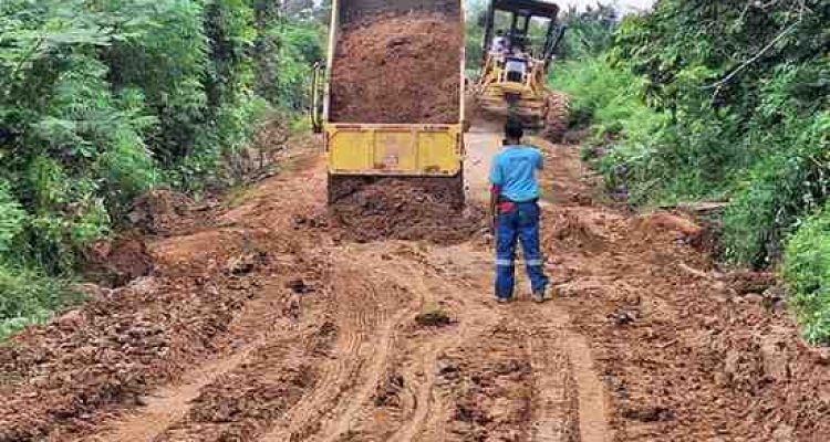 Pemkab Muba gerak cepat memperbaiki akses jalan Jira-Talang Mandung yang sempat rusak parah, Selasa (5/5/2026). Foto: Kominfo Muba.