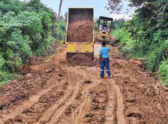 Pemkab Muba gerak cepat memperbaiki akses jalan Jira-Talang Mandung yang sempat rusak parah, Selasa (5/5/2026). Foto: Kominfo Muba.