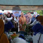 Ketua TP PKK sekaligus Ketua Dekranasda Sumsel, Hj. Feby Deru hadir di acara Jambore UMKM. Turut hadir dalam acara pembukaan tersebut Bupati Banyuasin Askolani, Ketua TP PKK Kota Palembang Dewi Sastrani Ratu Dewa, serta Ketua Forum Kebersamaan Komunitas Wirausaha (Forketas) Sumsel, Prof. Dr. Sri Rahayu, SE., MM. Foto: Kominfo Palembang.