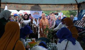 Ketua TP PKK sekaligus Ketua Dekranasda Sumsel, Hj. Feby Deru hadir di acara Jambore UMKM. Turut hadir dalam acara pembukaan tersebut Bupati Banyuasin Askolani, Ketua TP PKK Kota Palembang Dewi Sastrani Ratu Dewa, serta Ketua Forum Kebersamaan Komunitas Wirausaha (Forketas) Sumsel, Prof. Dr. Sri Rahayu, SE., MM. Foto: Kominfo Palembang.