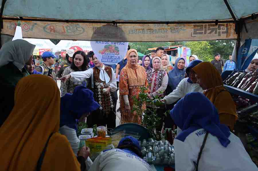 Ketua TP PKK sekaligus Ketua Dekranasda Sumsel, Hj. Feby Deru hadir di acara Jambore UMKM. Turut hadir dalam acara pembukaan tersebut Bupati Banyuasin Askolani, Ketua TP PKK Kota Palembang Dewi Sastrani Ratu Dewa, serta Ketua Forum Kebersamaan Komunitas Wirausaha (Forketas) Sumsel, Prof. Dr. Sri Rahayu, SE., MM. Foto: Kominfo Palembang.