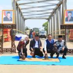 Gubernur Sumatera Selatan (Sumsel) Dr. H. Herman Deru didampingi Wakil Gubernur Sumsel H. Cik Ujang serta Bupati Musi Rawas Hj. Ratna Machmud meresmikan 17 infrastruktur jembatan di Sumsel. Peresmian ditandai dengan penandatanganan prasasti di Jembatan Air Temelat, Desa Ciptadadi, Kecamatan Sukakarya, Kabupaten Musi Rawas, Jumat (8/5/2026). Foto: Humas Pemprov Sumsel.